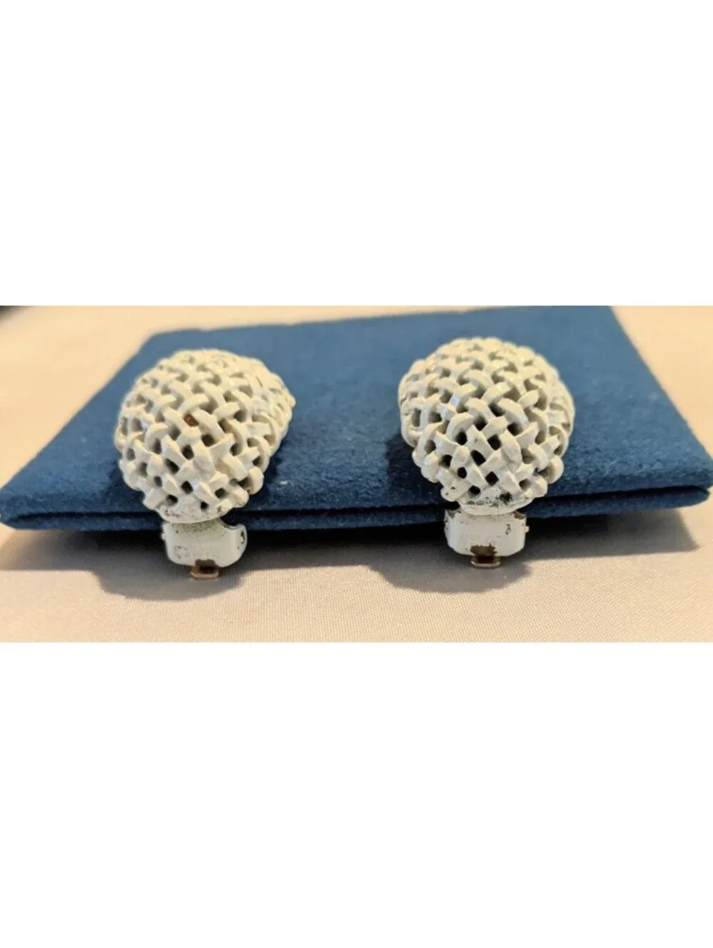 RARE Vintage Napier White Enamel Over Gold Tone Metal Basket Weave Clip Earrings - Picture 2 of 7